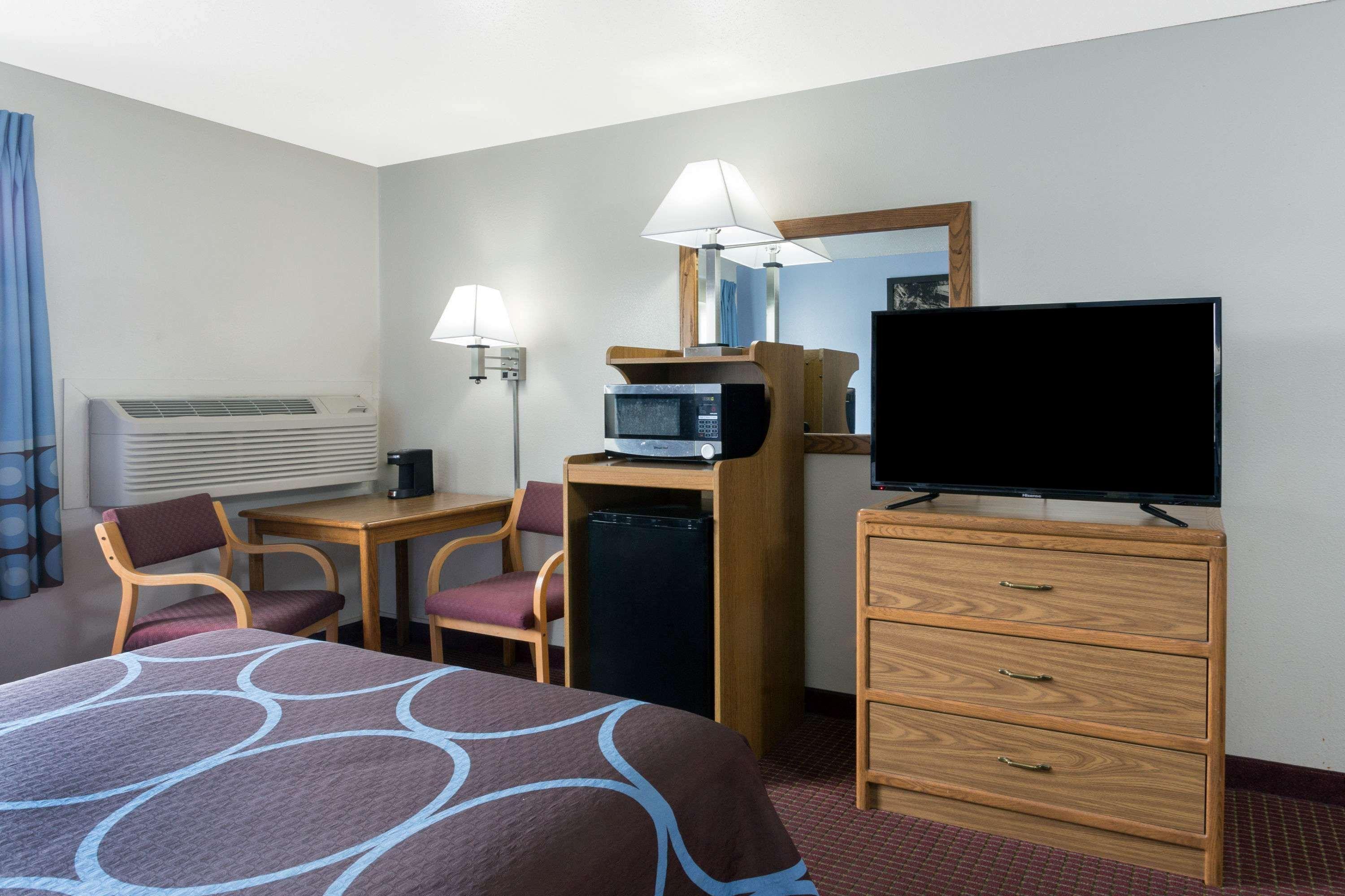Super 8 By Wyndham Wisconsin Dells Hotell Exteriör bild